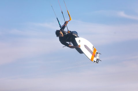 Duotone Pro Wam planche de kite de vagues en kitesurf sous ciel côtier ouvert