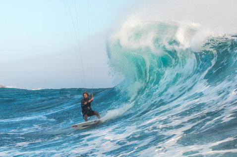 Planche de kitesurf Duotone Pro Wam lors d'une session de kitesurf en océan