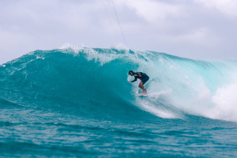 Duotone Pro Wam kiteboard de vagues en action sur une vague tropicale en océan ouvert