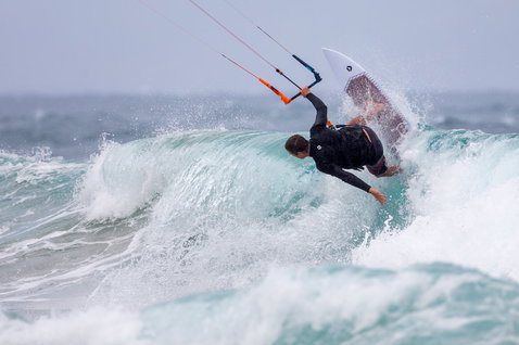 Duotone Pro Wam kiteboard de vagues en action lors d'une session de surf de vagues sur la plage