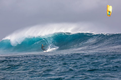 Duotone Pro Wam wave kiteboard lors du surf de vagues en océan ouvert
