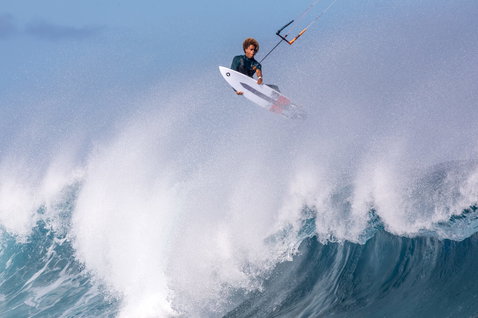 Duotone Pro Wam kiteboard de vague lors du kitesurf sur l'océan à un grand brise-lames