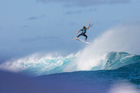Duotone Pro Wam wave kiteboard lors du surf de vagues en plein océan