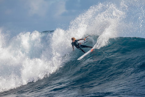Duotone Pro Wam kite surfboard lors du surf de vagues dans l'océan