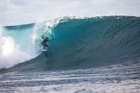 Duotone Pro Wam wave kiteboard 5'6''–6'0'' en surf de vagues sur l'océan