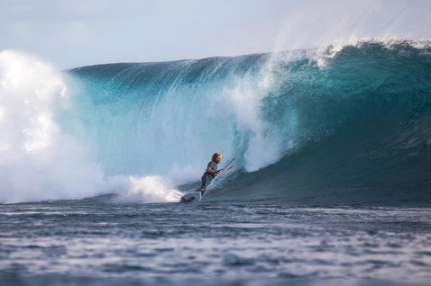 Duotone Pro Wam 2019 wave kiteboard lors du surf de vagues sur un récif en océan ouvert