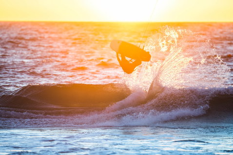 Duotone Pro Whip CSC tabla de kitesurf de olas durante surf de olas en una playa oceánica