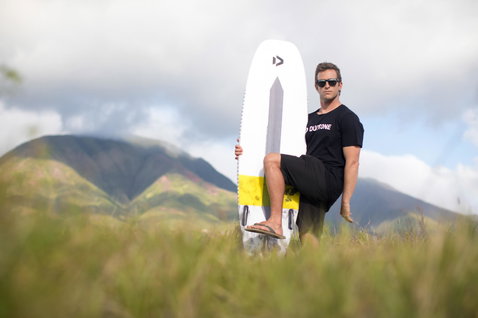 Duotone Pro Whip CSC 2019 wave kiteboard en una ladera de montaña con hierba verde