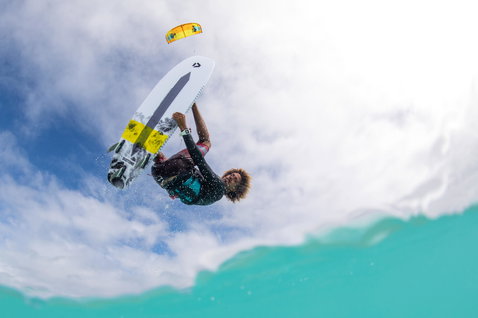 Duotone Pro Whip CSC tabla de kitesurf de olas durante el surf de olas en el océano