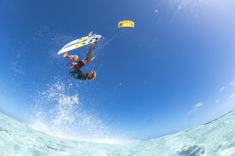 Duotone Pro Whip CSC tabla de kitesurf de olas practicando kitesurf en una laguna oceánica tropical