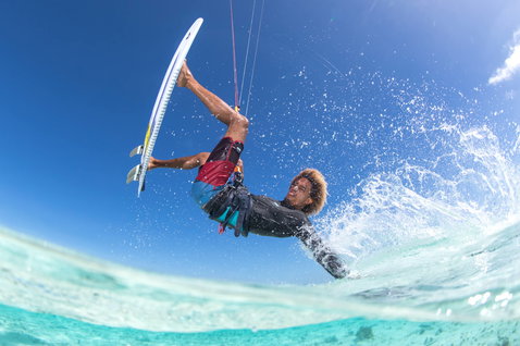 Duotone Pro Whip CSC tabla de kitesurf de olas practicando kitesurf en una laguna tropical en la playa