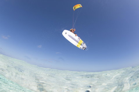 Duotone Pro Whip tabla de kitesurf durante el kitesurf en arrecife tropical de aguas poco profundas