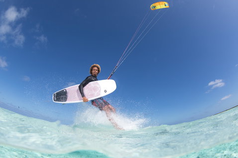 Duotone Pro Whip CSC tabla de kitesurf durante el kitesurf en una laguna de arrecife tropical