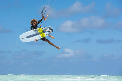 Duotone Pro Whip CSC tabla de kitesurf de olas durante el kitesurf en una playa tropical