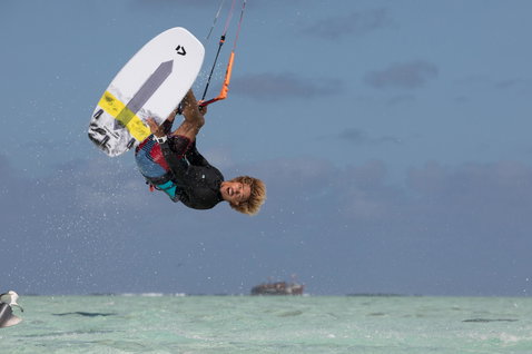 Duotone Pro Whip CSC tabla de kitesurf de olas durante el kitesurf en una laguna tropical
