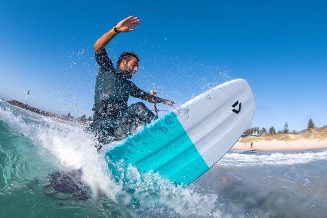 Duotone Whip CSC kiteboard de vague pendant le surf de vague sur la plage océanique
