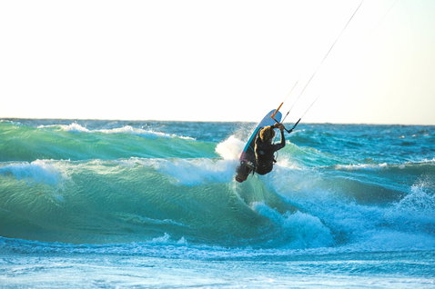 Duotone Whip CSC kiteboard de vague pendant le surf de vague sur la plage océanique
