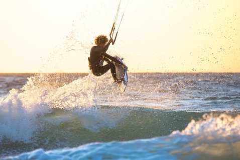 Duotone Whip CSC wave kiteboard lors du kitesurf sur une plage océanique