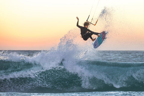Duotone Whip CSC kiteboard de vague lors de kitesurf à la plage
