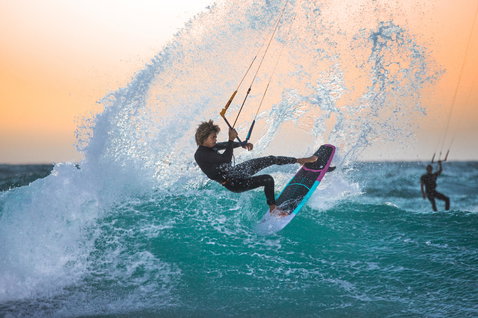 Duotone Whip CSC kiteboard de vague lors du surf de vagues à la plage