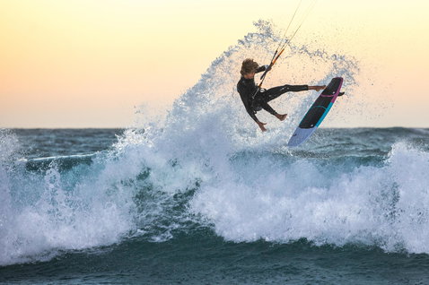 Duotone Whip CSC wave kiteboard lors du kitesurf sur la plage