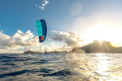 Duotone Juice LEI Kite beim Kitesurfen auf dem Meer vor einer tropischen Insel