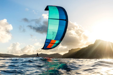 Duotone Juice LEI Kite beim Kitesurfen im tropischen Ozean mit bergiger Küstenlinie