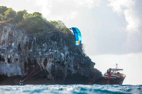 Duotone Juice LEI Kite beim Kitesurfen an einer Meeresküste mit Felsklippen