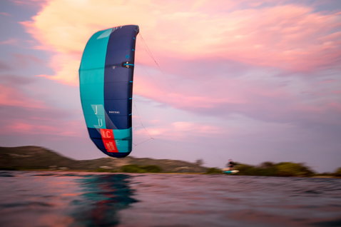 Duotone Juice LEI Kite beim Kitesurfen in tropischen Küstengewässern mit Hügeln