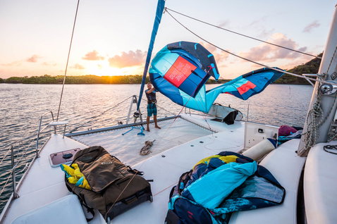 Duotone Juice LEI Kite beim Kitesurfen auf dem offenen Wasser an einer tropischen Küste
