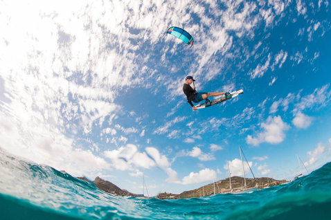 Duotone Juice LEI Kite beim Kitesurfen in einer tropischen Bucht mit Segelbooten