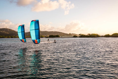 Duotone Juice LEI Kite beim Foilen in einer tropischen Lagune mit grünen Hügeln