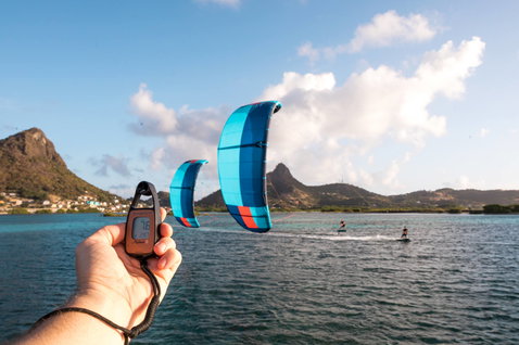 Duotone Juice LEI Kite beim Kitesurfen in der tropischen Lagune auf Mauritius