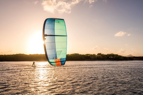 Duotone Juice LEI Kite beim Foilen in einer flachen tropischen Lagune