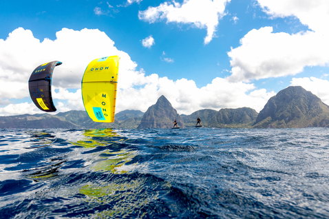 Duotone Mono LEI kite durante el foil en el océano tropical con espectacular fondo montañoso