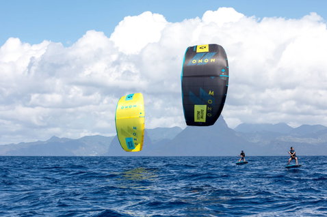 Duotone Mono LEI kite durante el foil en mar abierto con fondo de isla montañosa