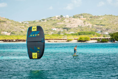 Duotone Mono LEI kite durante el foiling en una laguna tropical en una bahía caribeña