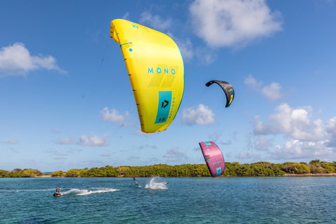 Duotone Mono LEI kite 15m durante el kitesurf en una laguna tropical en agua plana