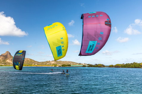 Duotone Mono 2019 LEI kite durante el kitesurf en laguna tropical con telón de isla