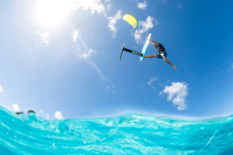 Duotone Mono LEI kite durante el foiling sobre el océano tropical