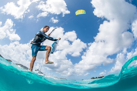 Duotone Mono LEI kite durante el kitesurf en el océano tropical