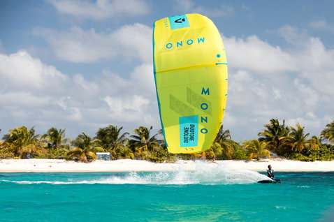Cometa LEI Duotone Mono durante kitesurf en una laguna de playa tropical