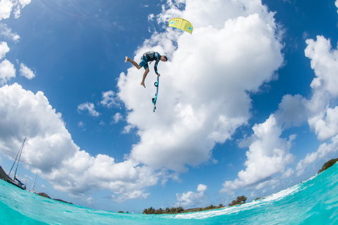 Duotone Mono LEI kite 13m durante kitesurf en una laguna oceánica tropical