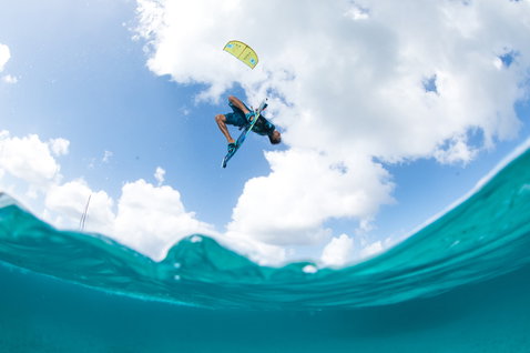Duotone Mono LEI kite durante kitesurf en una playa tropical