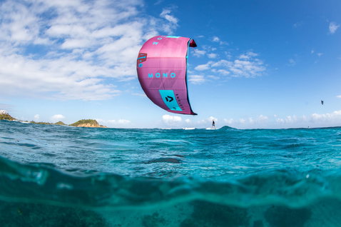 Duotone Mono LEI kite durante kitesurf en una playa tropical oceánica