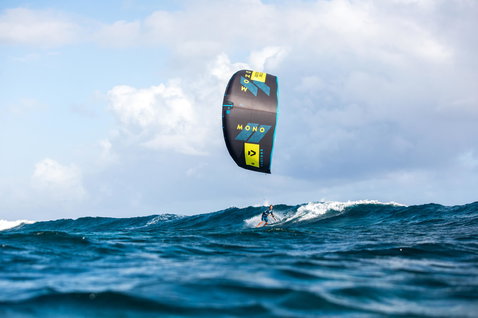 Duotone Mono LEI kite durante el kitesurf en olas del océano