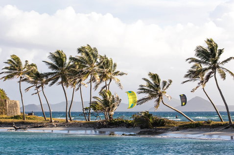 Duotone Mono LEI kite durante kitesurf en laguna de playa tropical con palmeras