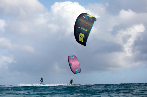 Duotone Mono LEI kite durante kitesurf en el océano