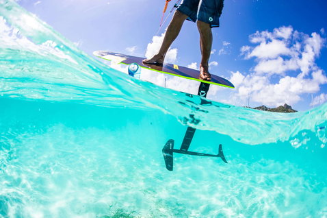 Duotone Free kiteboard foil pendant le foiling dans un océan tropical aux eaux peu profondes