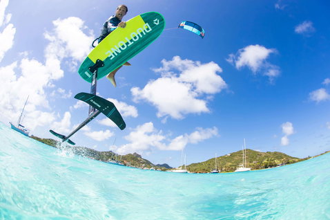 Duotone Free foil kiteboard en foil dans une baie tropicale